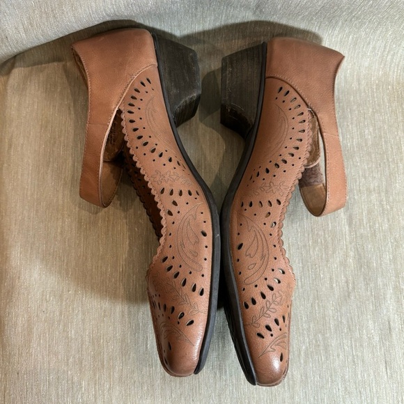 TAOS Sz 11 Tango Mary Jane Laser Floral Eyelet Comfort Shoes Velcro Straps - Picture 4 of 11